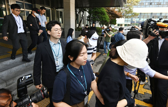 경기도 화성 동탄신도시에서 오피스텔 전세 사기를 벌인 혐의를 받는 임대인과 공인중개사들이 6월 9일 오전 경기도 수원남부경찰서에서 검찰로 송치되고 있다.(사진=뉴시스 제공)