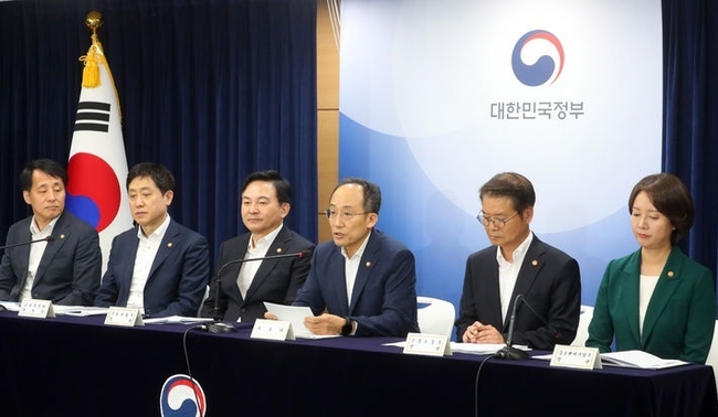 추경호 경제부총리 겸 기획재정부 장관이 4일 오후 서울 종로구 정부서울청사에서 2023년 하반기 경제정책방향을 발표하고 있다. 왼쪽부터 장영진 산업통상자원부 1차관, 김주현 금융위원장, 원희룡 국토교통부 장관, 추 부총리, 이정식 고용노동부 장관, 이영 중소벤처기업부 장관.(사진=뉴시스 제공)