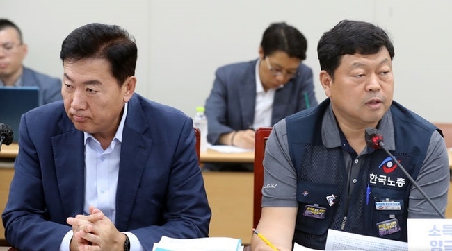  4일 세종시 정부세종청사에서 열린 최저임금위 10차 전원회의에서 류기정 사용자 위원과 류기섭 근로자 위원의 시선이 엇갈리고 있다.(사진=뉴시스 제공)