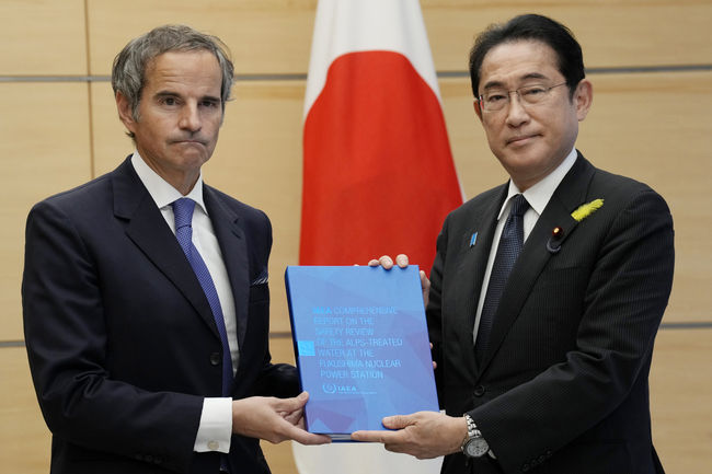 라파엘 그로시(왼쪽) 국제원자력기구(IAEA) 사무총장이 4일 일본 도쿄의 총리 관저에서 기시다 후미오 일본 총리에게 IAEA의 후쿠시마 오염수 방류 종합보고서를 전달하고 있다. (사진=AP/뉴시스 제공)