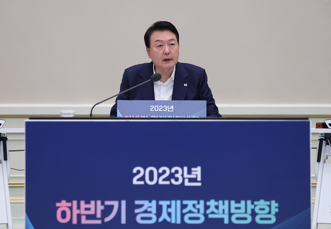 윤석열 대통령이 4일 청와대 영빈관에서 2023년 하반기 경제정책 방향에 관한 제18차 비상경제민생회의를 주재하고 있다. (사진=대통령실통신사진기자단/뉴시스 제공)