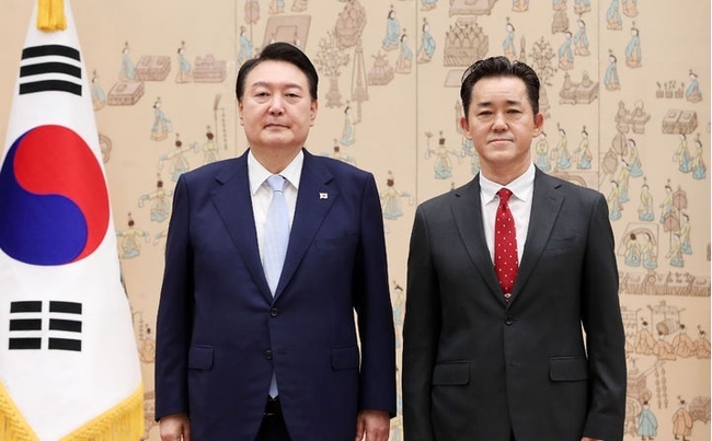  윤석열 대통령이 3일 오전 서울 용산 대통령실 청사에서 임상준 환경부 차관에게 임명장을 수여한 뒤 기념촬영하고 있다. (사진=뉴시스 제공)