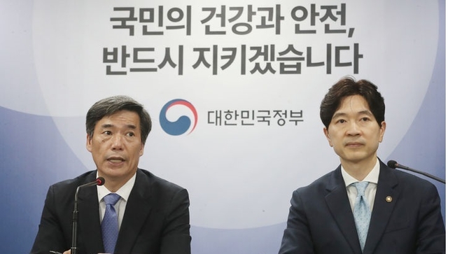 박구연 국무조정실 국무1차장이 5일 오전 서울 종로구 정부서울청사에서 후쿠시마 오염수 방류 관련 일일 브리핑을 하고 있다. 오른쪽은 박성훈 해양수산부 차관(사진=뉴시스 제공)