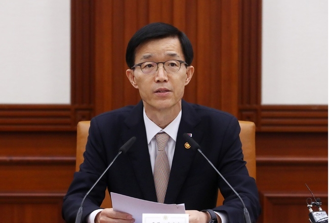정부는 5일 윤석열 대통령 지시인 '킬러규제 혁신 TF'를 꾸리고 분야별 킬러규제를 발굴해 개선에 착수하기로 했다. 사진은 방문규 국무조정실장이 지난달 7일 서울 종로구 정부서울청사에서 열린 중앙행정기관 감사관 회의에 참석해 발언하는 모습. (사진=뉴시스 제공)