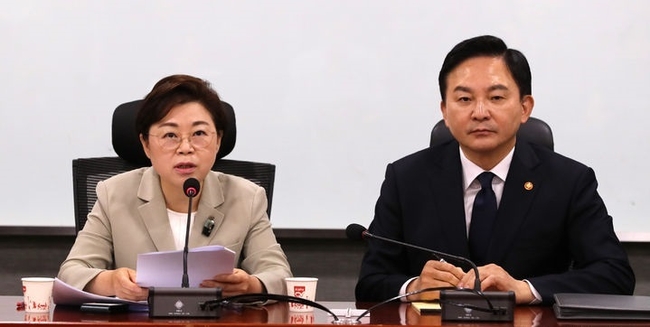 김정재 국민의힘 국회 국토교통위원회 간사가 6일 오전 서울 여의도 국회 의원회관에서 열린 서울~양평 고속도로에 대한 가짜뉴스 관련 논의를 위한 실무 당정협의회에서 발언하고 있다. 오른쪽은 원희룡 국토교통부장관.(사진=뉴시스 제공)