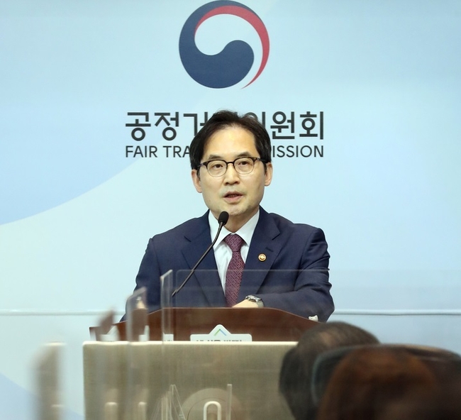 한기정 공정거래위원장이 24일 세종시 정부세종청사에서 SK텔레콤과 KT, LG유플러스 등 이동통신 3사가 5G 서비스 속도를 거짓과장 광고한 행위와 자사의 5G 서비스 속도가 가장 빠르다고 부당하게 비교광고한 행위에 대해 시정명령과 공표명령, 과징금을 부과하기로 결정했다고 밝히고 있다. (사진=뉴시스 제공)