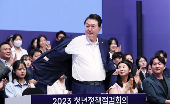 윤석열 대통령이 6일 오후 서울 서초구 세빛섬 플로팅아일랜드에서 열린 청년정책 점검회의에서 발언하기 앞서 겉옷을 벗고 있다.(사진=뉴시스 제공)