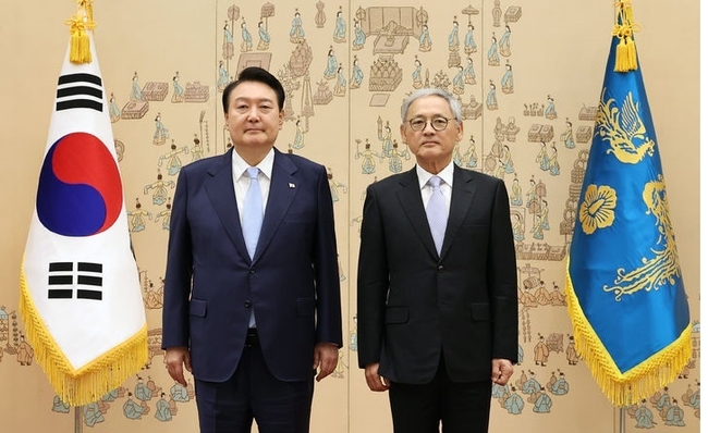 윤석열 대통령이 7일 서울 용산 대통령실 청사에서 유인촌 대통령 문화체육특별보좌관에게 위촉장을 수여한 뒤 기념촬영하고 있다.(사진=뉴시스 제공)