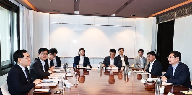  이상일 용인특례시장이 7일 산업자원부 주관 반도체 클러스터 전력공급 대책회의에서 안정적 전력 공급을 위해 최대한 협조하겠다고 말하고 있다.(사진=용인시 제공)