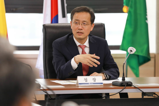 이형일 신임 통계청장이 7일 정부대전청사에서 취임식을 생략하고 간부회의를 주재하고 있다. (사진=통계청 제공)