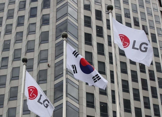  LG전자가 7일 2분기 실적(잠정 집계)을 발표했다. 2분기 연결기준 매출액은 19조 9988억원으로 전년 동기 대비 2.7% 상승하며 2분기 기준 역대 최대를 기록했다. 영업이익은 8927억원으로 전년 동기 대비 12.7% 늘었다. 사진은 7일 서울 여의도 LG전자 본사의 LG 사기.(사진=뉴시스 제공)