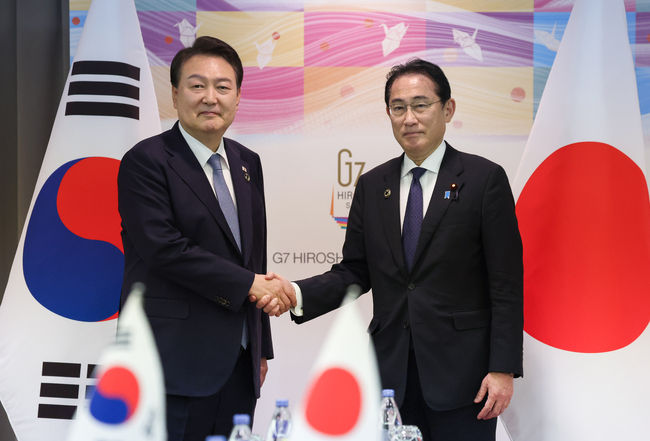 주요 7개국(G7) 정상회의 참관국 자격으로 일본을 방문 중인 윤석열 대통령이 21일 히로시마 평화기념공원 국제회의장에서 열린 한일 정상회담에서 기시다 후미오 일본 총리와 악수하고 있다. (사진=뉴시스 제공)
