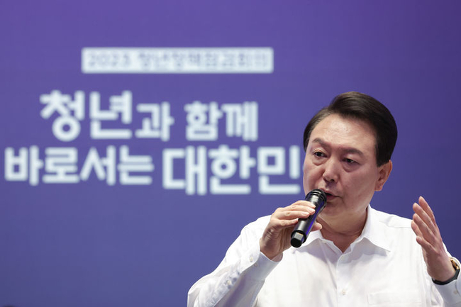 윤석열 대통령은 "북한의 핵 야욕보다 이를 억제하기 위한 강력한 국제사회의 결의를 분명히 보여줄 때"라고 10일 보도된 미국 AP통신과의 인터뷰에서 말했다. 사진은 지난 6일 서울 서초구 세빛섬 플로팅아일랜드에서 열린 청년정책 점검회의에서 발언 중인 윤 대통령의 모습. (사진=대통령실 제공) 