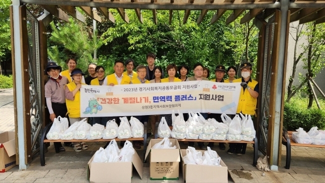  수지구 상현3동 지역사회보장협의체가 지난 4일 취약계층 가구에 삼계탕을 전달했다.(사진=뉴시스 제공)