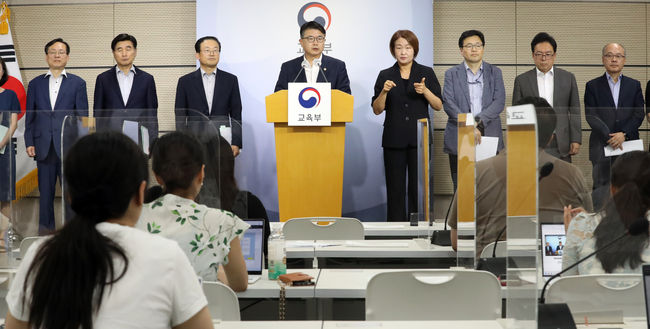 장상윤 교육부 차관이 지난 3일 세종시 정부세종청사에서 제2차 사교육 카르텔부조리 범정부 대응협의회 결과를 발표하고 있다.
