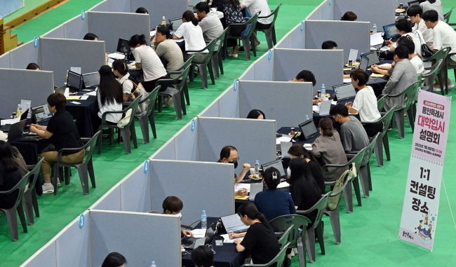 용인특례시가 지난 8일 단국대 죽전캠퍼스 실내체육관에서 ‘2024학년도 상반기 대학입시설명회’를 개최했다.(사진=용인시 제공)