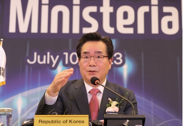  정황근 농림축산식품부장관이 10일 오전 서울 서초구 JW메리어트호텔서울에서 열린 '아프리카 K-라이스벨트 농업장관회의'에서 아프리카 8개국 농업장관들과 업무협약을 체결한 뒤 공동브리핑을 하고 있다. (사진=뉴시스 제공)
