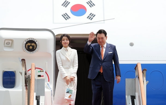 4박 6일 일정으로 리투아니아·폴란드 순방에 나서는 윤석열 대통령과 부인 김건희 여사가 10일 경기도 성남 서울공항에서 공군 1호기에 탑승 전 손 흔들어 인사하고 있다. (사진=뉴시스 제공)
