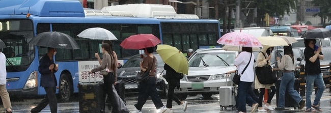 장맛비가 내리는 지난 4일 오후 서울 중구 서울역 인근에서 시민들이 우산을 쓰고 이동하고 있다.(사진=뉴시스 제공)