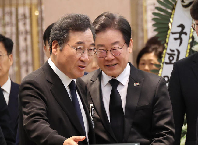 이낙연 더불어민주당 전 대표 9일 오후 서울 강남구 삼성서울병원 장례식장에 마련된 장인의 빈소에서 조문을 마친 이재명 더불어민주당 대표를 배웅하고 있다. (사진=뉴시스 제공)