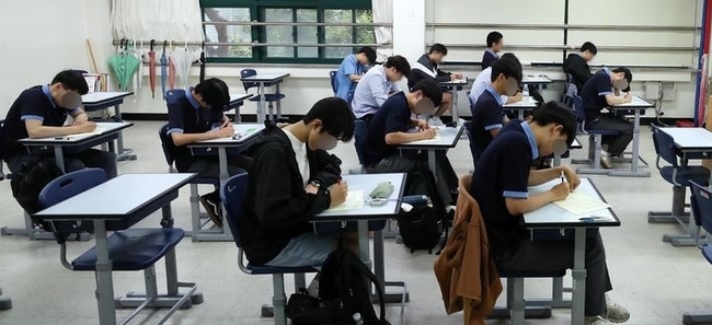 2024학년도 수능 대비 7월 전국연합학력평가가 시행된 11일 서울 종로구 경복고등학교에서 수험생들이 시험 준비를 하고 있다. (사진=뉴시스 제공)