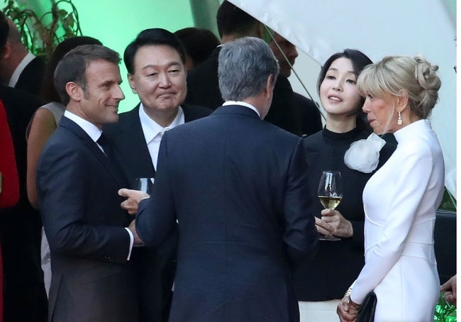 북대서양조약기구(NATO·나토) 정상회의 참석차 리투아니아를 방문 중인 윤석열 대통령과 부인 김건희 여사가 11일(현지시간) 빌뉴스 대통령궁에서 열린 리투아니아 대통령 주최 나토 동맹국·파트너국 대상 만찬 전 에마뉘엘 마크롱 대통령 부부, 토니 블링컨 미국 국무장관과 대화하고 있다.(사진=뉴시스 제공)