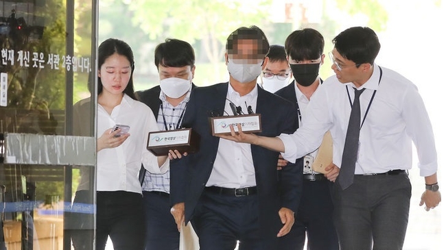 2021년 더불어민주당 전당대회 돈봉투 살포 의혹을 수사하는 검찰이 법원의 허가를 받아 송영길 전 대표의 보좌관 출신 박용수씨의 구속기간을 오는 22일까지로 연장했다. 사진은 박씨가 지난 3일 구속 전 피의자 심문을 받기 위해 법원에 출석하는 모습. (사진=뉴시스 제공)
