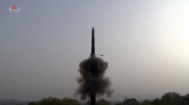 4월 13일 북한이 대륙간탄도미사일(ICBM) '화성-18' 시험발사 하는 장면(사진=조선중앙TV 캡쳐/뉴시스 제공)