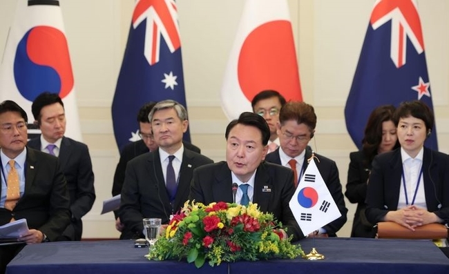  북대서양조약기구(NATO·나토) 정상회의에 참석한 윤석열 대통령이 12일(현지시간) 리투아니아 빌뉴스 한 호텔에서 열린 한국·일본·호주·뉴질랜드 4개국(AP4) 정상회동에서 발언하고 있다. (사진=뉴시스 제공)