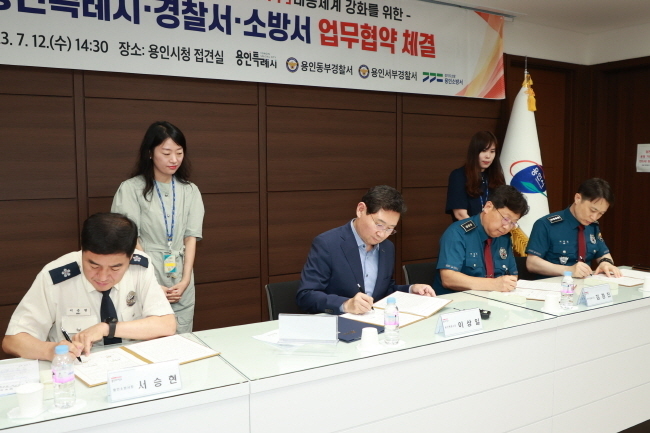 . 용인특례시가 7월 12일 용인소방서와 용인 동·서부경찰서와 '취약계층 위기신호 감지가구 공동대응 업무협약'을 체결하고 있다. (왼쪽부터서승현 용인소방서장과 이상일 용인특례시장, 이민수 용인동부경찰서 112종합치안상황실장, 이종길 용인서부경찰서장)사진=용인시 제공