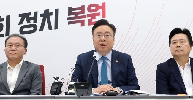 조규홍 보건복지부 장관이 13일 오전 서울 여의도 국회에서 '보건의료관련 현안 점검회의'에 대한 브리핑을 하고 있다.(사진=뉴시스 제공)