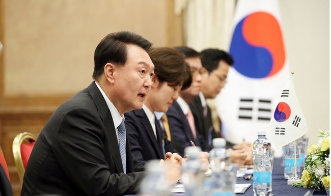  윤 대통령이 12일(현지시간) 리투아니아 빌뉴스 한 호텔에서 열린 한일 정상회담에서 발언하는 모습.(사진=뉴시스 제공)