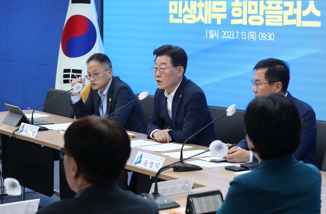 이재명 더불어민주당 대표가 13일 오전 서울 여의도 중앙당사에서 열린 당대표-전문가 부채위기 간담회에서 발언을 하고 있다.(사진=뉴시스 제공)