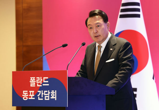 폴란드를 공식 방문한 윤석열 대통령이 12일(현지시간) 바르샤바 한 호텔에서 열린 동포간담회에서 격려사하고 있다.(사진=뉴시스 제공)
