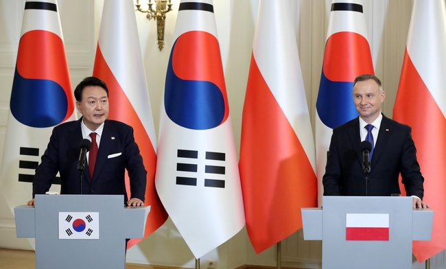 윤석열 대통령이 13일(현지시간) 바르샤바 대통령궁에서 안제이 두다 폴란드 대통령과 공동언론발표를 하고 있다. (사진=뉴시스 제공)