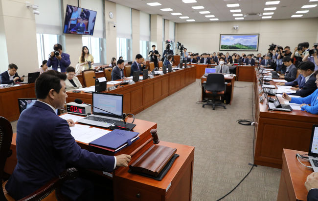  박정 국회 환경노동위원회 위원장이 6월27일 오후 서울 여의도 국회에서 열린 환경노동위원회 전체회의에서 의사봉을 두드리고 있다.(사진=뉴시스 제공)