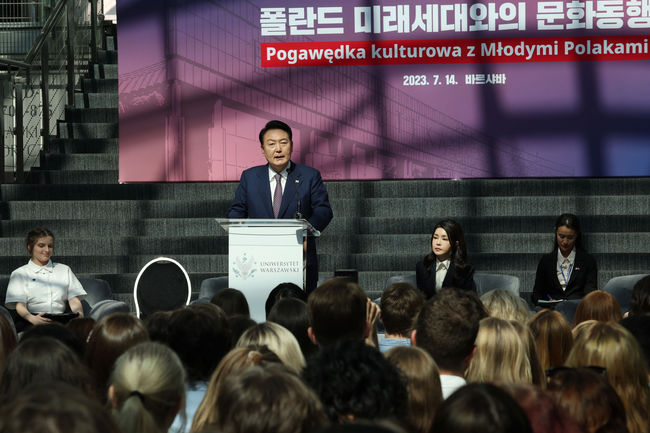 폴란드를 공식 방문 중인 윤석열 대통령이 14일(현지시간) 바르샤바 국립대학교 도서관에서 열린 폴란드 미래세대와의 문화 동행에서 발언하고 있다.(사진=뉴시스 제공)
