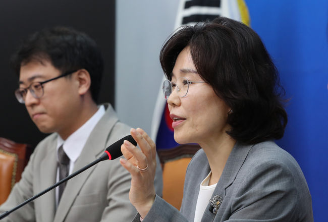 더불어민주당 김은경혁신위원회 위원장이 12일 오후 서울 여의도 국회에서 열린 기자간담회에서 취재진의 질문에 답하고 있다. (사진=뉴시스 제공)