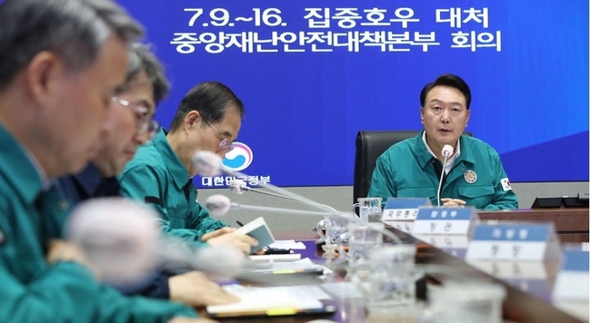  6박8일 간 순방을 마치고 귀국한 윤석열 대통령이 17일 서울 종로구 정부서울청사에서 열린 집중호우 대처 중앙재난안전대책본부 회의를 주재하고 있다.(사진=뉴시스 제공)