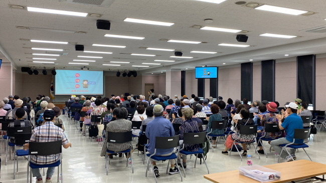 용인시특례시가 지난 6월 22일 수지구청에서 열린 대인노인회 수지구지회 노인대학 어르신을 대상으로 보이스피싱 예방 교육을 하고 있다. (사진=용인시 제공)