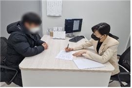 <strong>공여자 교환 이식 과정을 설명하는 장기이식 코디네이터. (사진=서울대병원 제공)</strong>