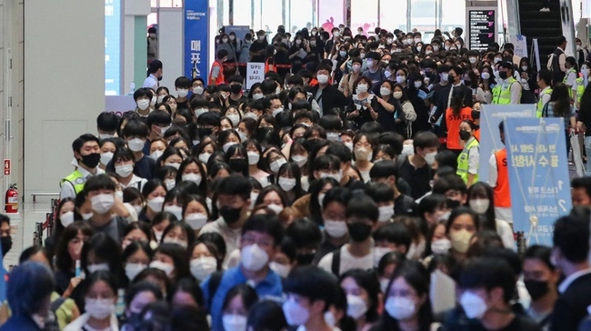  지난해 7월21일 오전 서울 강남구 코엑스에서 열린 2023학년도 수시 대학입학정보박람회를 찾은 시민들과 학생들이 입장을 위해 길게 줄 서 있다. (사진=뉴시스 제공)
