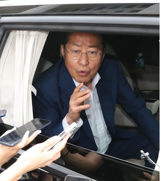 홍준표 대구시장이 17일 오후 서울 여의도 국회에서 윤재옥 국민의힘 원내대표와 비공개 면담을 마치고 나와 차량에서 기자들에게 발언하고 있다. (사진=뉴시스 제공)
