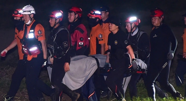 19일 오후 경북 예천군 호명면 고평교 인근에서 실종된 해병대 장병 시신이 인양돼 구급차로 향하고 있다. (사진=뉴시스 제공)
