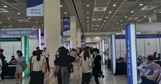  20일 오전 서울강남구 삼성동 코엑스에서 대교협 주최로 열린 '2024학년도 수시 대학입학정보박람회 '에서 수험생들이 참가 대학 부스를 둘러보고 있다. (사진=홍경의 기자)