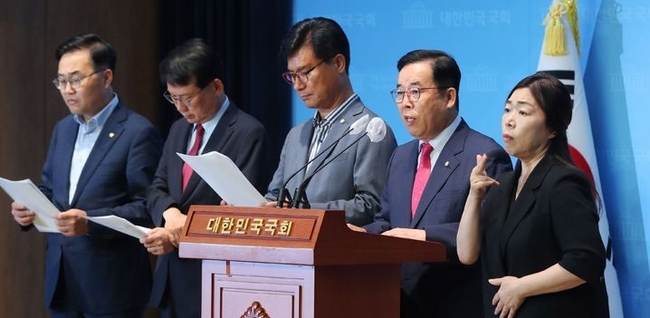 박성중 국민의힘 의원이 지난 3일 오전 서울 여의도 국회에서 과학기술정보방송통신위원회 현안 관련 기자회견을 하고 있다. (사진=뉴시스 제공)
