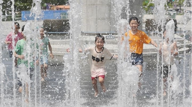 울을 비롯한 전국 대부분 지역에 폭염주의보가 내려진 19일 오후 서울 종로구 이순신동상 앞 분수대에서 어린이들이 더위를 피해 물놀이를 하고 있다. (사진=뉴시스 제공)