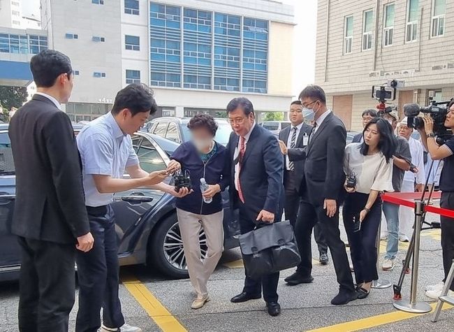 21일 오후 4시 40분께 통장잔액 증명서 위조 등의 혐의로 1심에서 징역 1년을 선고받은 윤석열 대통령의 장모 최씨가 법정에 들어가고 있다. (사진=뉴시스 제공)