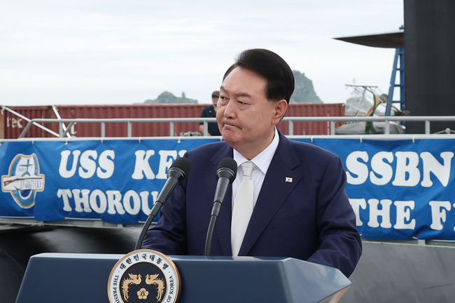 윤석열 대통령이 19일 미국 오하이오급 핵추진 탄도유도탄 잠수함(SSBN) 켄터키함(SSBN-737)이 정박 중인 부산 남구 해군작전사령부 부산작전기지를 방문해 격려사하고 있다. (사진=대통령실 제공)