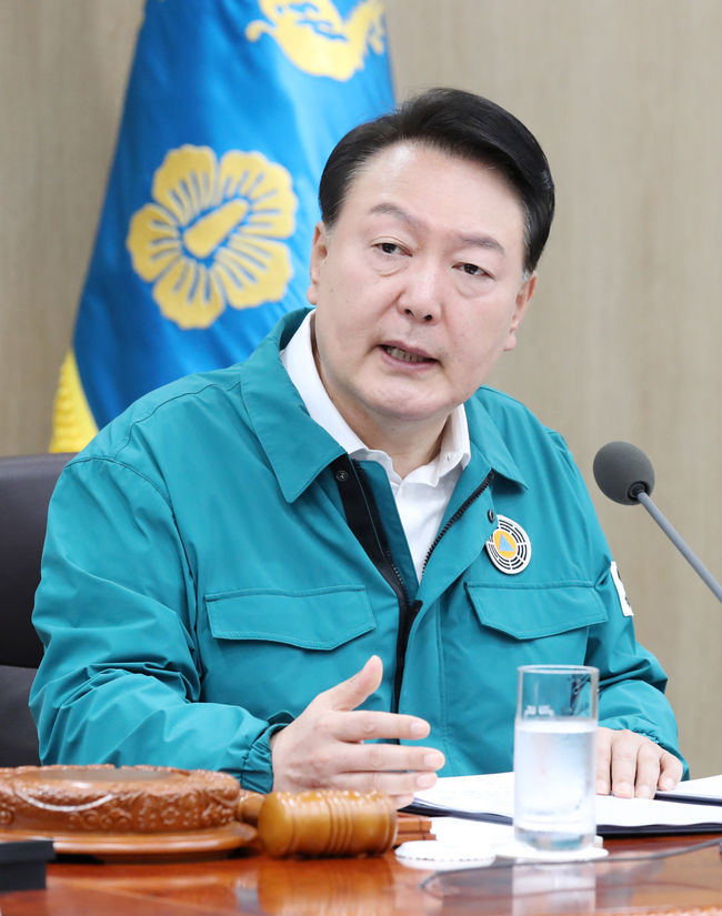 윤석열 대통령이 18일 서울 용산 대통령실 청사에서 열린 국무회의를 주재하고 있다. 